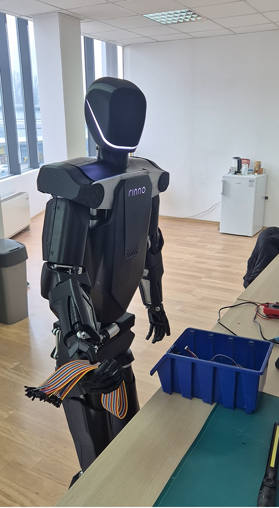 RINNO humanoidni robot uzima predmet